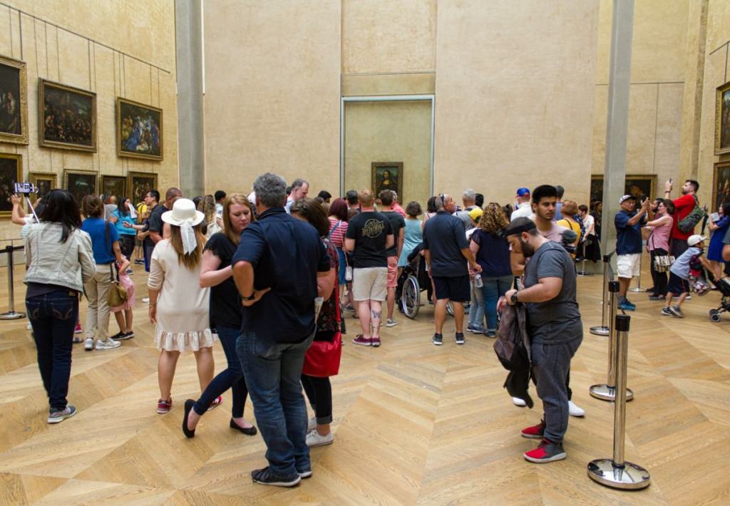 Crowd of people around the Mona Lisa
