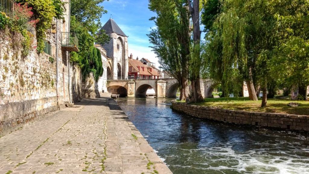 The river flowing along the edge of the old town in Moret-sur-Loing.
