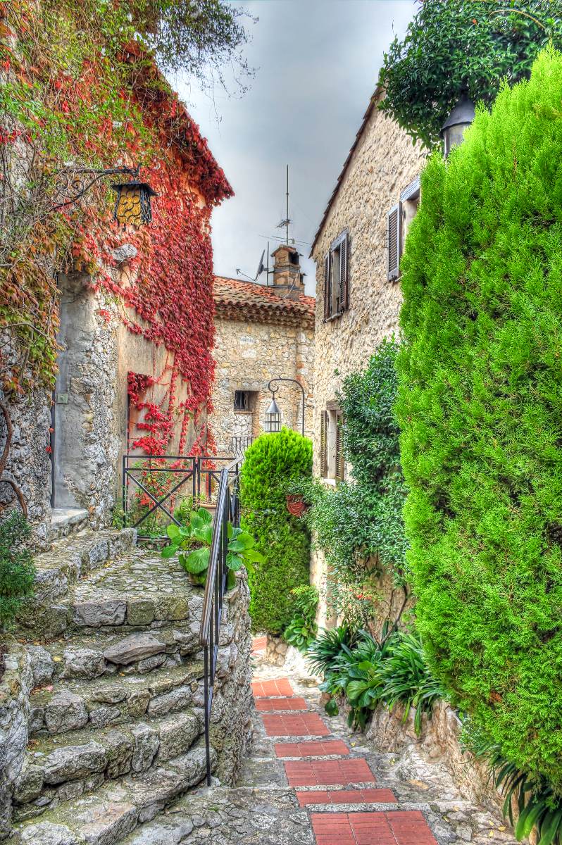 Photo of the medieval town of Èze, located in southern France, showing the charming old buildings and narrows streets.
