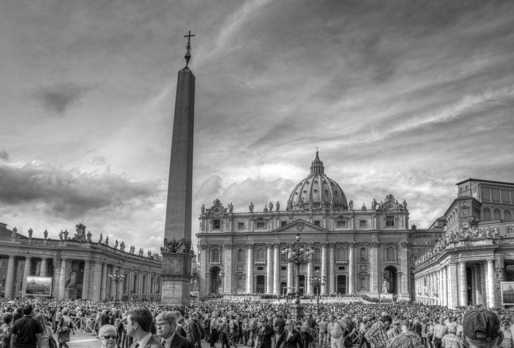 Black and white photo of St. Peter's Basilica on a busy day 