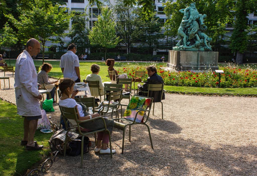 Woman painting with her teacher in Luxembourg Gardens